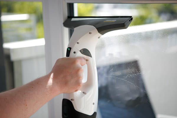 Fenster putzen mit dem Kärcher WV 2 Premium: Scheibe absaugen