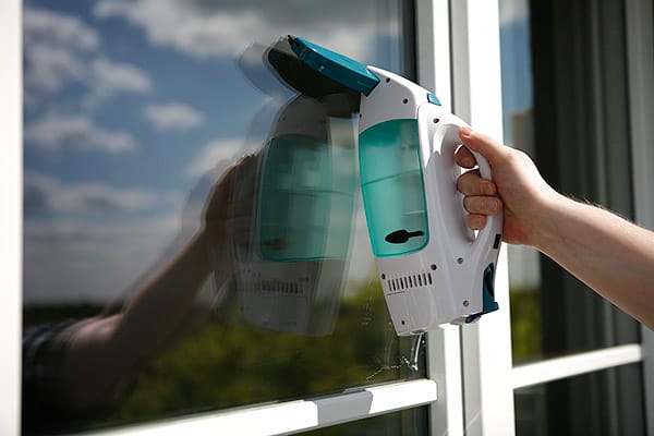Fenster putzen mit dem Leifheit Fenstersauger: Absaugen der Scheibe