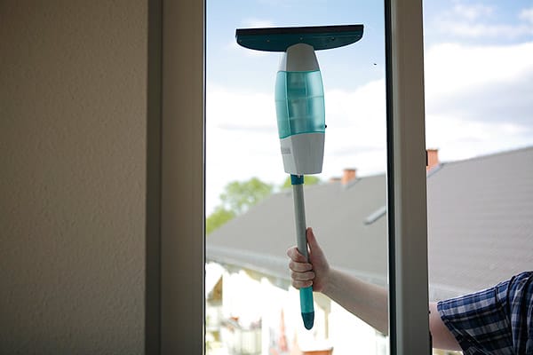 Fenster putzen mit dem Leifheit Fenstersauger: Problemfenster