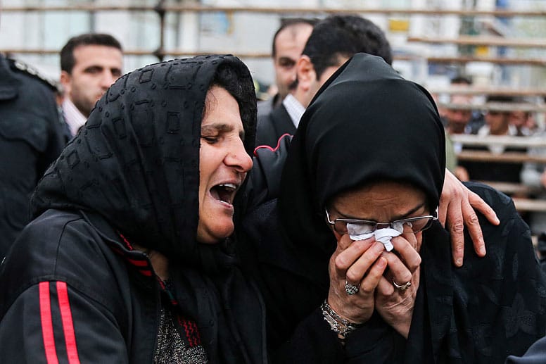 Nach der Rettung in letzter Sekunde liegen sich die Mutter des begnadigten Mörders und die Mutter des Ermordeten in den Armen. Nach der Rettung in letzter Sekunde liegen sich die Mutter des begnadigten Mörders und die Mutter des Ermordeten in den Armen.