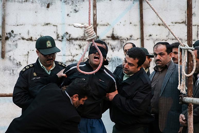 Dramatischer Moment: Im Iran soll ein junger Mann gehenkt werden. Er hatte einen damals 18-Jährigen im Streit erstochen. Dramatischer Moment: Im Iran soll ein junger Mann gehenkt werden. Er hatte einen damals 18-Jährigen im Streit erstochen.