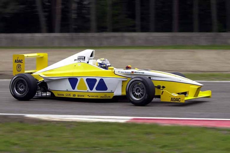 Seine Rennfahrer-Laufbahn beginnt Nico im Kart und feiert erste Erfolge. 2002 ist er in der Formel BMW unterwegs. Er startet für das Team Rosberg, das seinem Vater gehört. Der Musiksender VIVA begleitet den Nachwuchspiloten in dieser Saison.