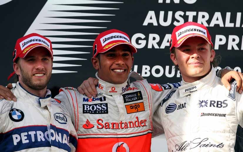 Beim Großen Preis von Australien 2008 schafft Rosberg (re.) zum ersten Mal den Sprung aufs Podium. Lewis Hamilton (Mi.), den der Deutsche bereits seit seiner Kindheit kennt, gewinnt das Rennen und wird in diesem Jahr auch Weltmeister. Rosberg erreicht den 13. Rang in der Fahrerwertung.