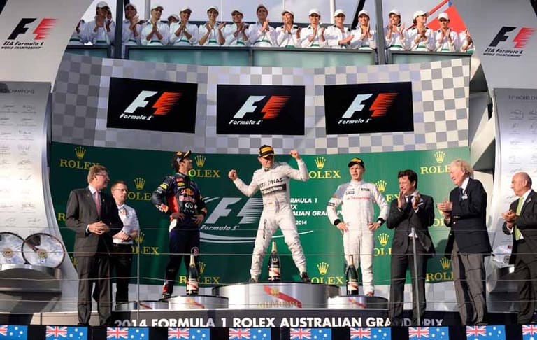 So richtig startet Mercedes allerdings erst mit den Regeländerungen nach der Saison 2013 durch. Gleich im ersten Rennen 2014 in Melbourne triumphiert Rosberg und ist erstmals der WM-Führende.