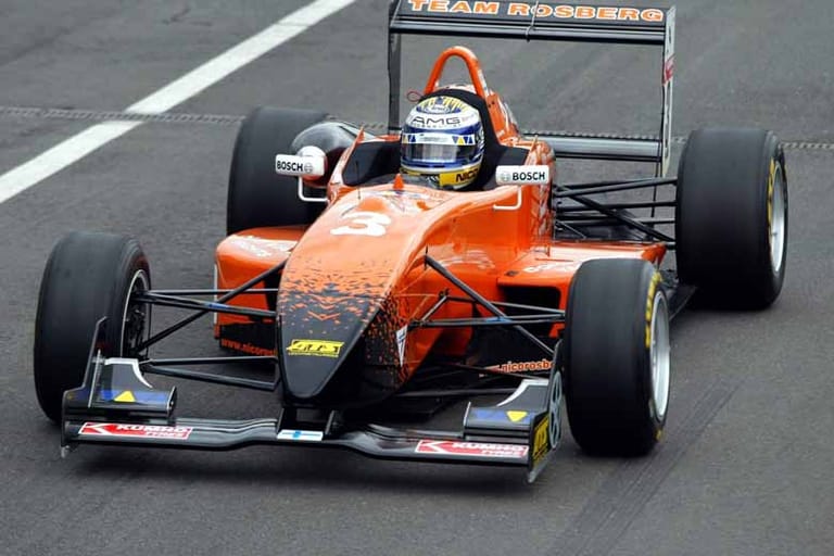 2003 wechselt Rosberg in die Formel-3-Euroserie. Der Sohn eines Finnen und einer Deutschen fährt zunächst für die Skandinavier und startet ab 2004 unter der schwarz-rot-goldenen Flagge.