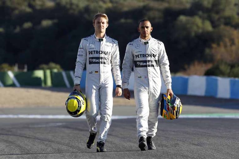 2013 hat sich Michael Schumacher endgültig in die Rente verabschiedet. Der neue Teamkollege Rosbergs (li.) heißt Lewis Hamilton.