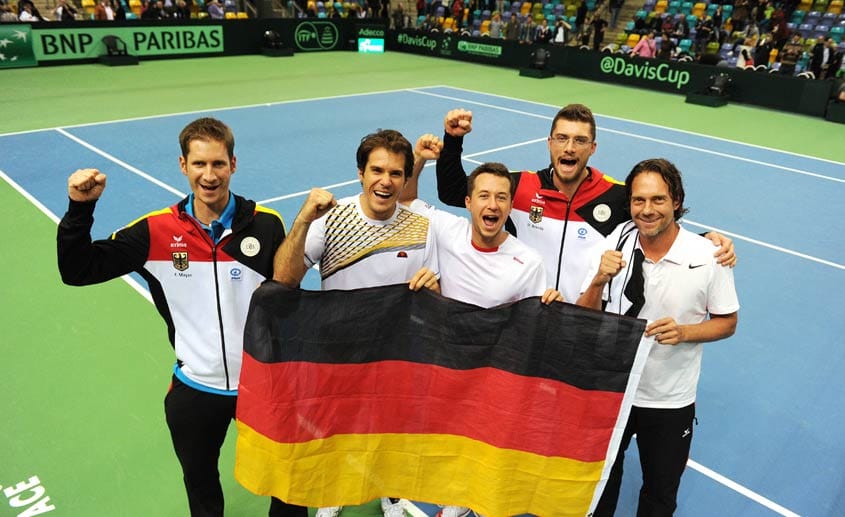 2014: Anfang des Jahres sorgten Haas und Co. im Davis Cup für positive Schlagzeilen. Dem deutschen Team gelang vor heimischen Publikum ein Sieg gegen Spanien - und damit den Einzug ins Viertelfinale. Den entscheidenden Punkt besorgten dabei die beiden Streithähne Haas (2. v. li.) und Philipp Kohlschreiber (3. v. li.), die erstmals gemeinsam im Doppel antraten. Die entfachte Euphorie wurde allerdings einen Tag später wieder jäh gestoppt. Durch die Absage der deutschen Top-Stars (Haas, Kohlschreiber und Florian Mayer (li.) für die beiden unbedeutenden Einzel am dritten Tag kam es in Frankfurt zu einem Eklat und einem gellenden Pfeifkonzert der Zuschauer.