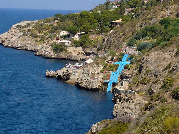 Das Hotel "Citta del Mare", zu dem das innovative Bauwerk gehört, liegt an der Nordküste Siziliens. Wer den Ritt auf der blauen Rutsche also gewagt hat, kann ganz entspannt seine Bahnen im Mittelmeer ziehen.