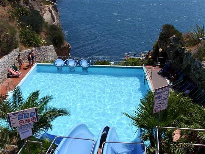 Aber auch ältere Gäste nutzten mit Freude die Poollandschaft. So schreibt Thomas (45): "'Citta del Mare' ist ein riesengroßer Hotelkomplex mit einem einzigartigen Rutschensystem, das einmalig in Europa ist, weil es drei Ebenen besitzt und direkt im Meer endet."
