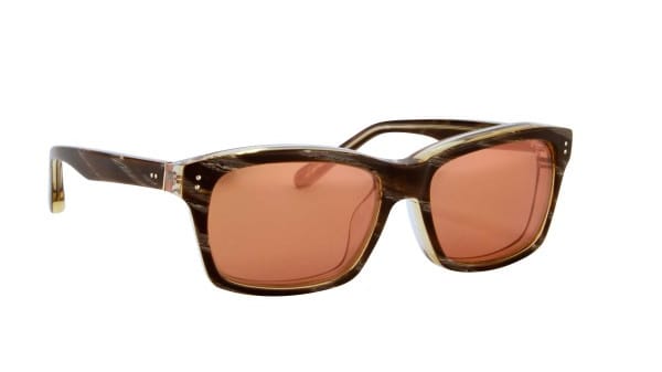 Eine klassische Sonnenbrille mit Retro-Charme: Die Shades von Linda Farrow (um 460 Euro) mit ihrem breiten Azetat-Rahmen in Horn-Optik ist mit kleinen Nieten aus 22 karätigem Gold verziert.