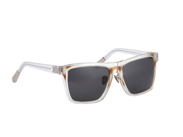 Transparenter Rahmen trifft auf markante Formen: Die Sonnenbrille von Kris von Assche (über Linda Farrow um 370 Euro) ist das Must-Have für modebewusste Männer.