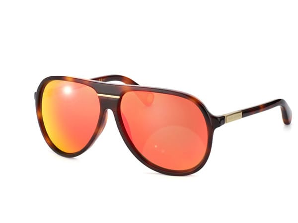 Die Sonnenbrille von Marc Jacobs (über Mister Spex für 220 Euro) kommt im klassischen Look einer Aviator-Brille. Dafür glänzt sie mit farbig verspiegelten Gläsern.
