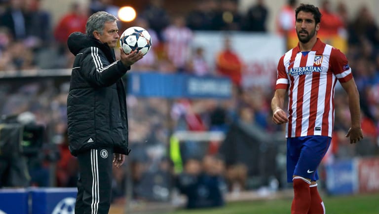 Chelseas Star-Trainer Jose Mourinho (li.) möchte zum dritten Mal die Champions League gewinnen.