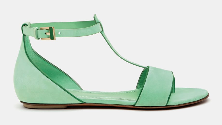 Sommermode 2014: Auch flache Schuhe mit einem Riemchen findet man derzeit in fast allen Kollektionen.