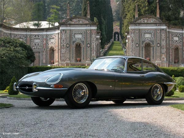Ebenfalls bekannter als sein Entwickler ist der Jaguar E-Type, von vielen Menschen als das schönste Auto der Welt betitelt.