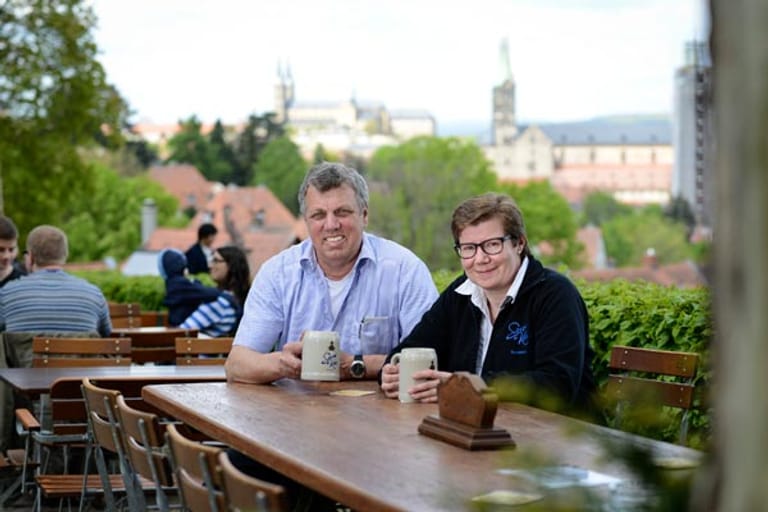 Die Bamberger genießen ihr Bier im Sommer auf Bierkellern über der Stadt, wie etwa dem "Spezial-Keller", der von Gastwirt Fritz Löhr und seiner Frau betrieben wird.