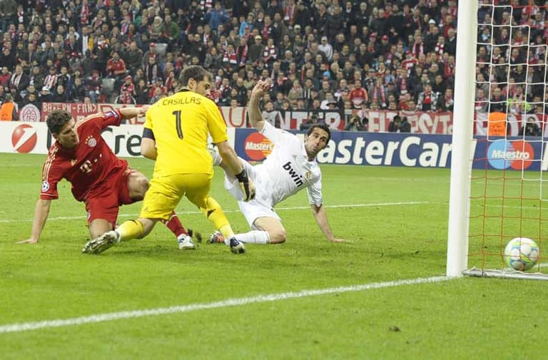 Nach einer fünfjährigen Pause stehen sich die ewigen Rivalen 2012 im Halbfinale wieder gegenüber. Mesut Özil gleicht zunächst Franck Ribérys Führungstreffer aus. In der 90. Minute bringt Mario Gomez dann die Allianz Arena mit seinem Treffer zum 2:1 zum Beben.