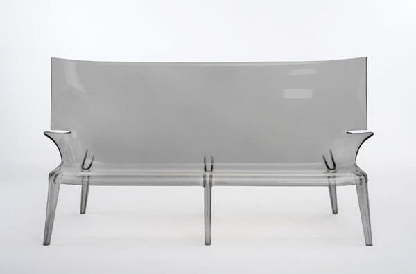 Vollständig aus durchsichtigem Plastik ist die Couch "Uncle Jack" von Philipp Stark gefertigt.