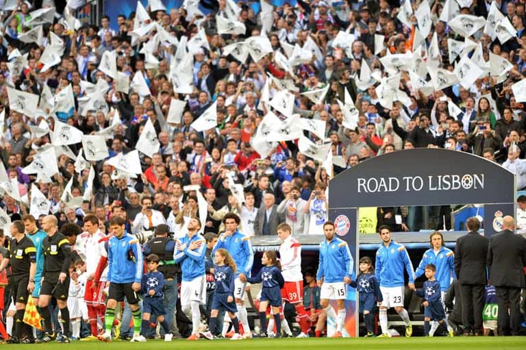 Real Madrid bittet den FC Bayern München im mit 80.000 Zuschauern ausverkauften Estadio Santiago Bernabéu zum Halbfinal-Hinspiel der Champions League.