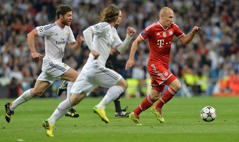 Eine der wenigen Tormöglichkeiten des FC Bayern vergibt Arjen Robben. Der Niederänder scheitert aus 18 Metern an Real-Keeper Iker Casillas.