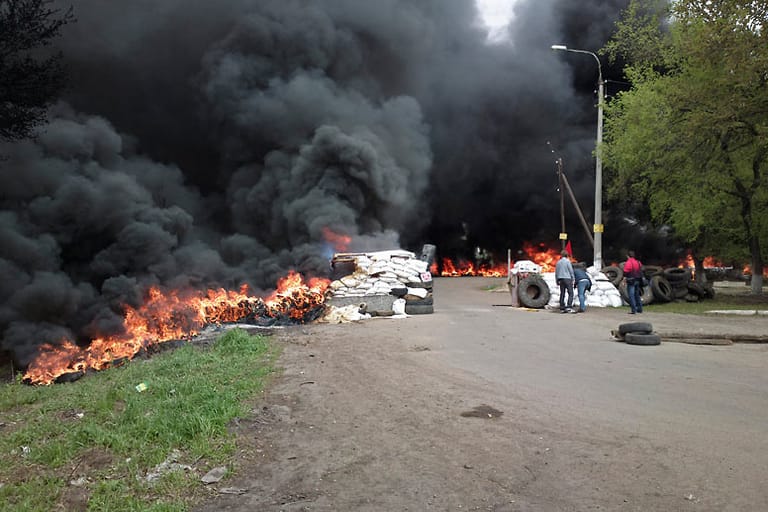 Kontrollpunkt in Flammen: In der Nähe der ost-ukrainischen Stadt Slawjansk rücken Spezialkräfte der Armee gegen pro-russische Aktivisten vor.