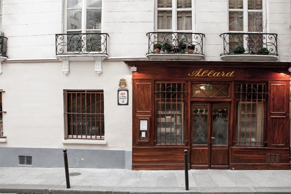 Die Holzfassade des Allard im Viertel Saint-Michel wirkt nicht einladend, doch was auf die Teller kommt, kann sich schmecken lassen. Der bekannte Spitzenkoch Alain Ducasse hat das Lokal 2013 übernommen um, wie er scherzhaft sagt, "den Parisern endlich wieder einen guten Friséesalat mit Speck zu bieten".
