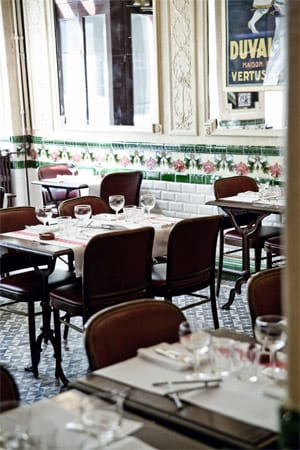 Auf Tuchfühlung mit dem Tischnachbarn sitzen die Gäste im "Aux Lyonnais". Mit Spiegeln und alten Werbeplakaten wurde das Lokal sanft restauriert.