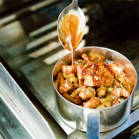 Klassische französische Gerichte wie dieses Sauté vom Kalbsbries mit Trüffeljus kommen im Benoit auf die Teller. Die traditionelle Schwere hat die Küche ihnen jedoch ausgetrieben.