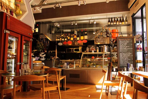 Jeanne B. auf Montmartre ist Gemischtwarenhandel und Restaurant zugleich. Die Mischung aus Einkaufstheke und Bistro ist bestens für eilige Esser geeignet.