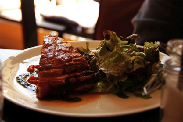 So eine mit Entenfleisch gefüllte "Tourte" im "Jeanne B." ist ein Klassiker – doch noch besser schmeckt das Hummersandwich mit seiner dünnen Schicht Parmesan-Käse.