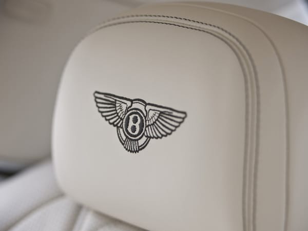Nicht alle Details sind beim Grundpreis von knapp 200.000 Euro serienmäßig, aber für individuelle Wünsche zahlen nicht nur Bentley-Kunden gerne extra.