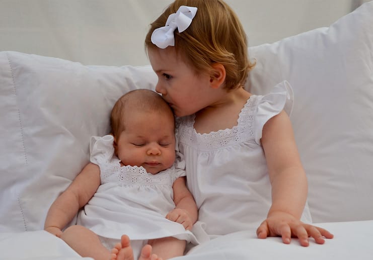 Wie süß: Prinzessin Estelle gibt ihrer zwei Monate alten Cousine ein sanftes Küsschen.