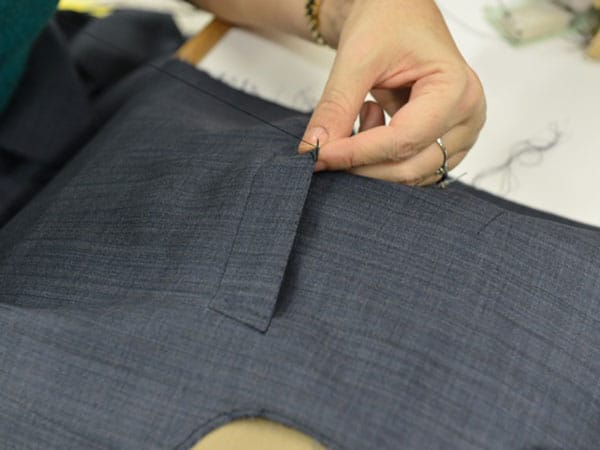Ein Maßanzug aus der Linie „Su Misura“ wird bei Brioni von Hand gefertigt. Nach mehreren Anproben ist es dann so weit: Der perfekt sitzende Anzug ist fertig.
