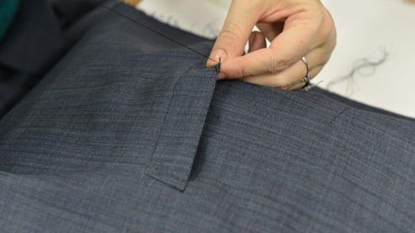 Ein Maßanzug aus der Linie „Su Misura“ wird bei Brioni von Hand gefertigt. Nach mehreren Anproben ist es dann so weit: Der perfekt sitzende Anzug ist fertig.