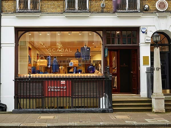 Kürzlich wiedereröffnet: Frisch aufgehübscht präsentiert sich Scabal in der traditionsreichen Londoner Savile Row – die Adresse, wenn es um maßgeschneiderte Anzüge geht.