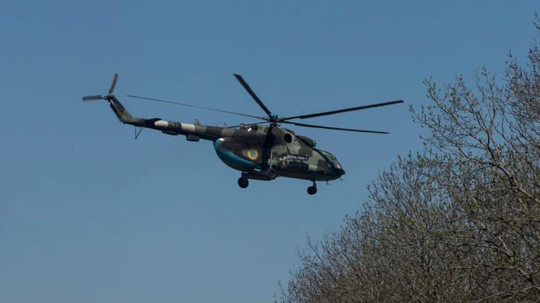 Pro-Russische Separatisten haben auf dem Militärflugplatz in Kramatorsk in der Nähe der ostukrainischen Stadt Slawjansk einen Armeehubschrauber zerstört.