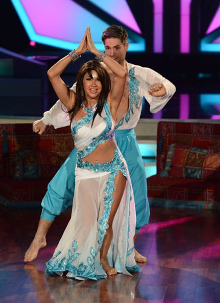 In der vierten Show tanzten Carmen Geiss und Christian Polanc Bollywood zu "Jogi" von Punjabi MC. Joachim Llambi urteilte hinterher: Carmen habe sich gesteigert und nur zehn Prozent der Choreografie vergessen.