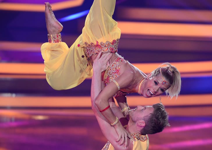 Ein Highlight war wieder einmal der Auftritt von Tanja Szewczenko und ihrem Tanzpartner Willi Gabalier: Sie zeigten eine Bollywood-Choreografie zu "Mundian To Bach Ke" von Punjabi MC.