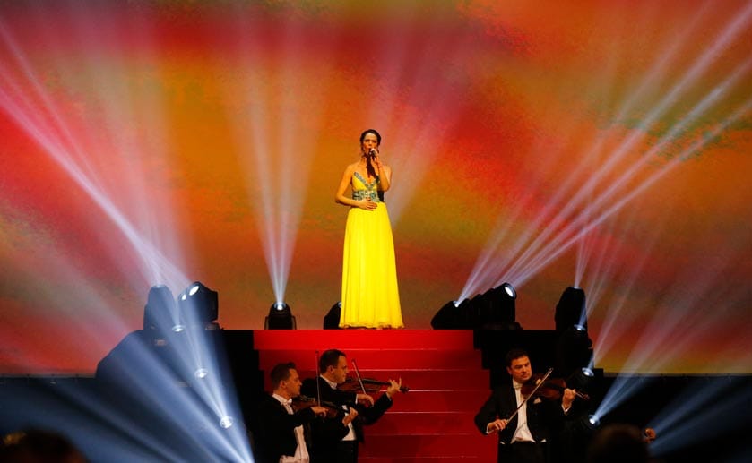 Besondere Ehre: Vitali Klitschkos Frau Natalia singt vor dem Kampf ihres Schwagers Wladimir die Nationalhymne der Ukraine.