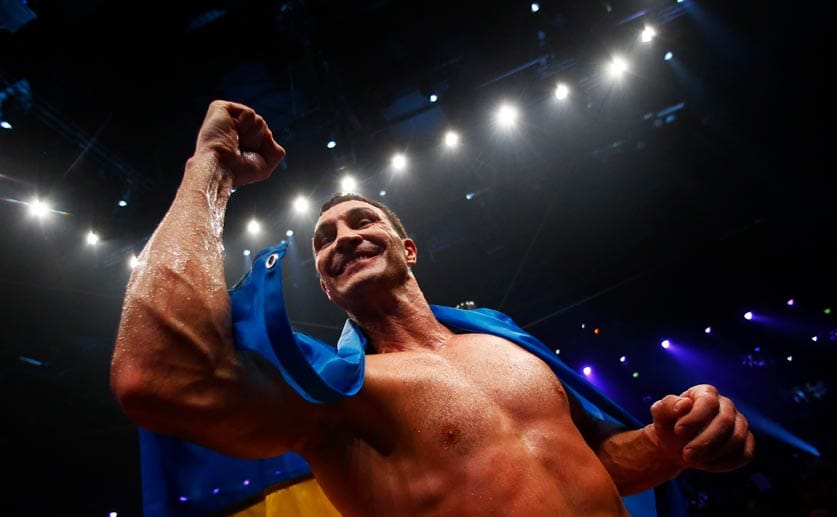 Mit einer Flagge der Ukraine über den Schultern feiert Wladimir Klitscho seinen K.-o.-Sieg.