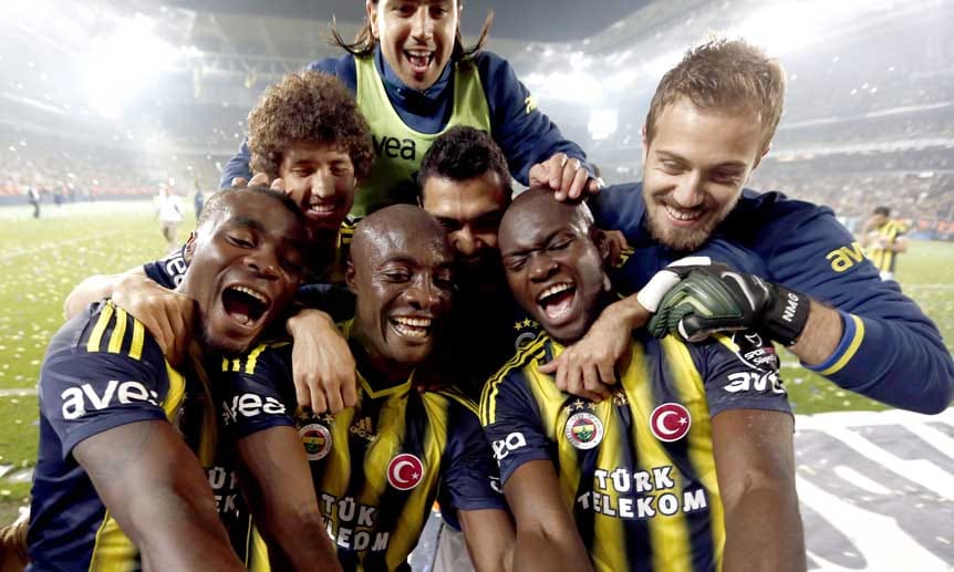 Fenerbahce Istanbul ist zum 19. Mal türkischer Fußball-Meister. Fener reichte am viertletzten Spieltag der Süper Lig ein 0:0 gegen Rizespor, um mit nun 68 Punkten nicht mehr von Rekordchampion Galatasaray (55) von Platz eins verdrängt werden zu können.