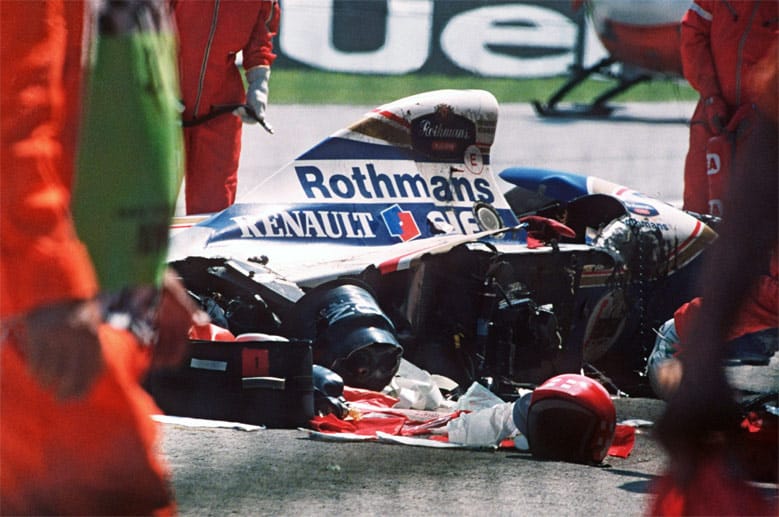 Eine Stange der Radaufhängung bohrt sich dabei durch Sennas Helm. Sofort ist klar, dass er schwere Hirnverletzungen erlitten hat, zwei Liter Blut verliert er noch auf der Strecke. Ein Rettungshubschrauber fliegt den Rennfahrer ins Krankenhaus.