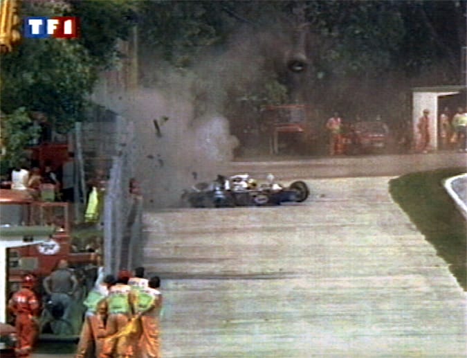 Zur Saison '94 wechselt Senna zu Williams. Am 1. Mai 1994 beim Großen Preis von San Marino kommt es zum tragischen Unfall. Senna kommt in Runde sieben in Führung liegend in der Tamburello-Kurve von der Strecke ab und kracht in die Begrenzungsmauer.