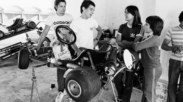 Ayrton Senna wird am 21. März 1960 in Sao Paulo geboren. Wie bei so vielen großen Formel-1-Fahrern beginnt auch die Karriere des Brasilianers im Kartsport. 1977 und 1978 wird er südamerikanischer Kartmeister und von 1978 bis 1981 viermal in Folge brasilianischer Kartmeister.