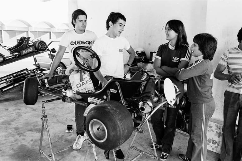 Ayrton Senna wird am 21. März 1960 in Sao Paulo geboren. Wie bei so vielen großen Formel-1-Fahrern beginnt auch die Karriere des Brasilianers im Kartsport. 1977 und 1978 wird er südamerikanischer Kartmeister und von 1978 bis 1981 viermal in Folge brasilianischer Kartmeister.