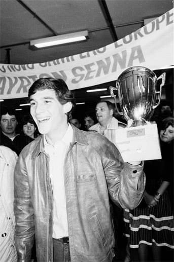 Senna steigt 1981 in die britische Formel-Ford-Meisterschaft ein und gewinnt die Serie auf Anhieb. Ein Jahr später geht er auch in der nächsthöheren Formel-Ford-Klasse als überlegender Sieger hervor.