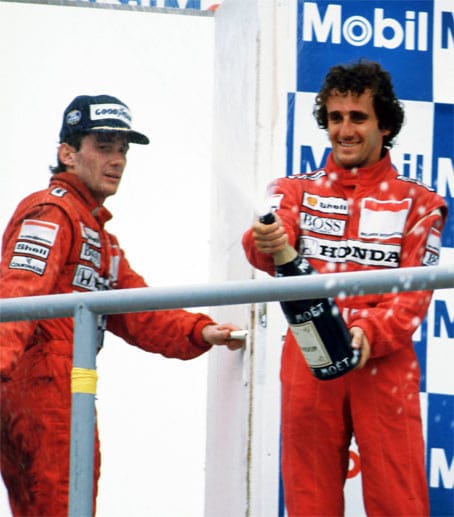 Durch die Disqualifikation geht die Fahrer-WM 1989 an Alain Prost (re.). Danach verlässt der Franzose den Rennstall und wechselt zu Ferrari.