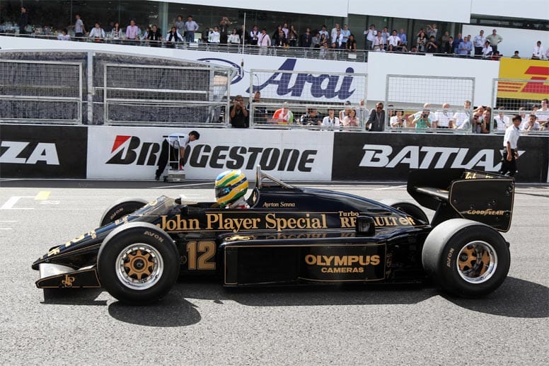 Lotus macht dem Brasilianer am Ende dessen ersten Saison ein Angebot. Sein Vater kauft ihn aus dem Toleman-Vertrag heraus und ermöglicht seinem Sohn damit den Wechsel zu einem Topteam. Gleich das zweite Rennen 1985, den Großen Preis von Portugal, gewinnt Senna.