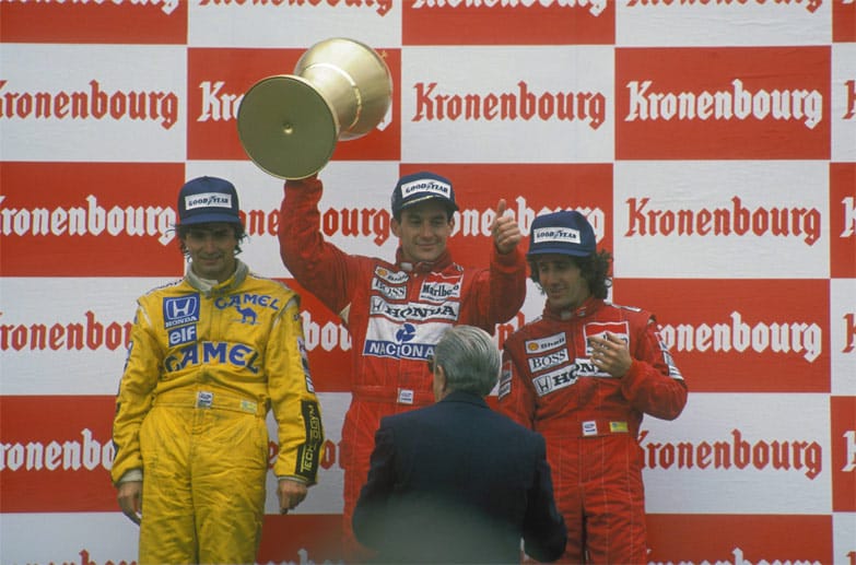Nach zwei vierten und einem dritten Platz in der Fahrer-WM wechselt Senna (Mi.) zu McLaren-Honda. Sein Auto ist hochüberlegen, so dass er mit Teamkollege Alain Prost (re.) um die WM kämpft. Der Brasilianer setzt sich durch und feiert 1988 seinen ersten Titel.