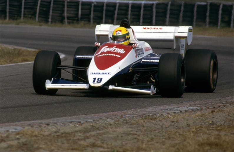 1984 steigt Senna in die Königsklasse auf. Nachdem er Tests für verschiedene Teams gefahren ist, entscheidet er sich für Toleman. Beim Großen Preis von Frankreich erregt Senna mit dem unterlegenen Auto auf regennasser Piste Aufmerksamkeit, als er Zweiter wird.